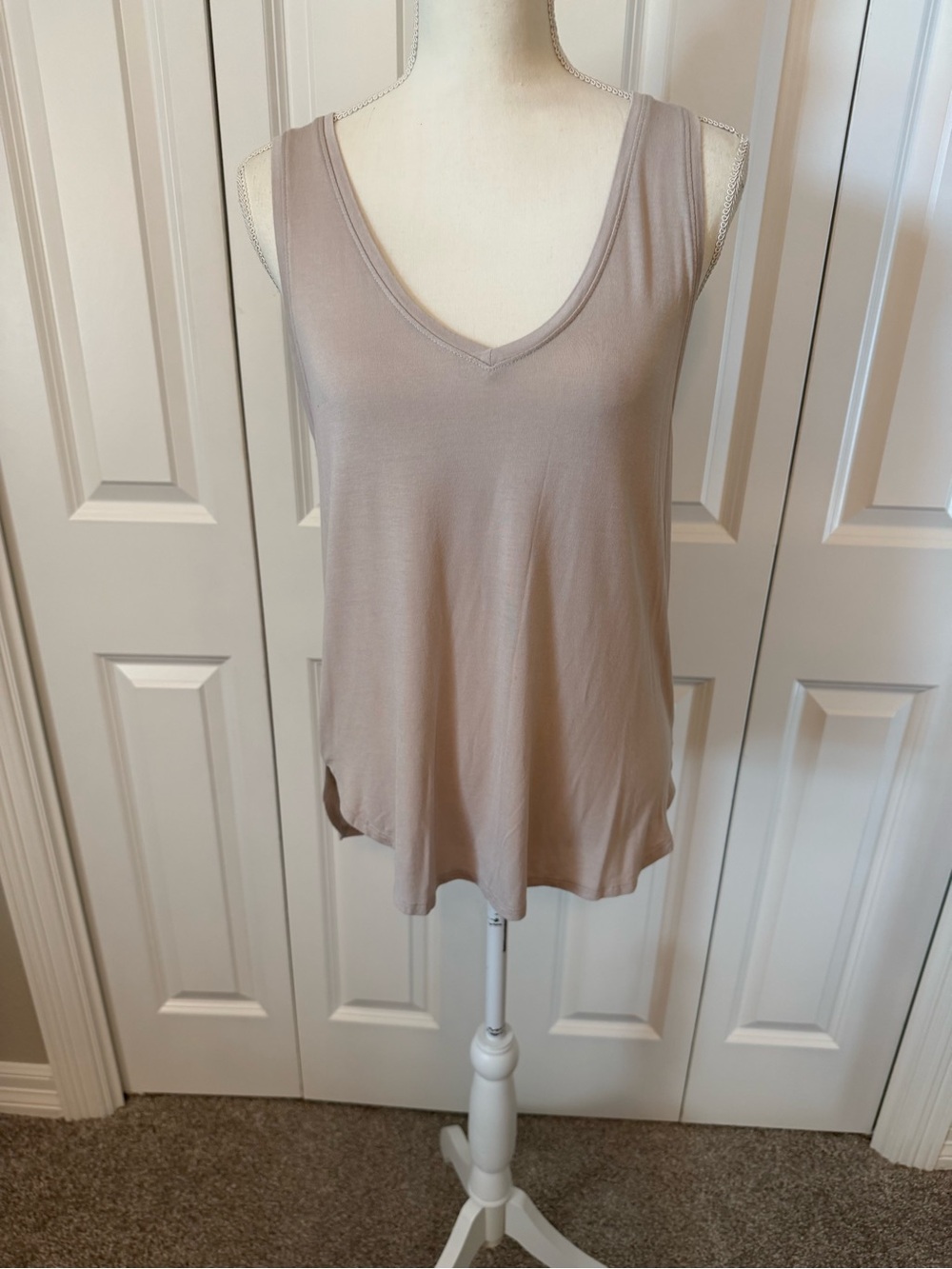 Double Zero Mallori V-Neck Tank Top in Taupe Size Large GUC